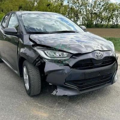 Toyota Yaris (2023) lekko prawa strona uszkodzona