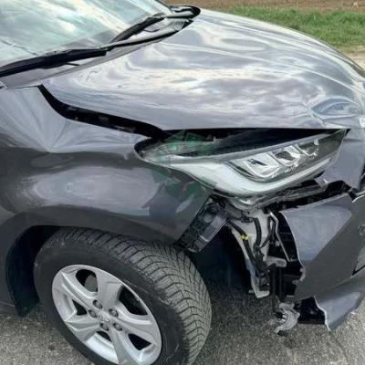 Toyota Yaris (2023) lekko prawa strona uszkodzona