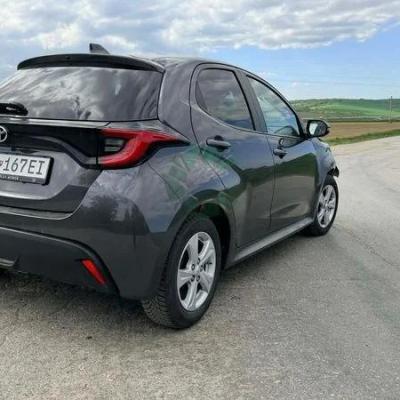 Toyota Yaris (2023) lekko prawa strona uszkodzona