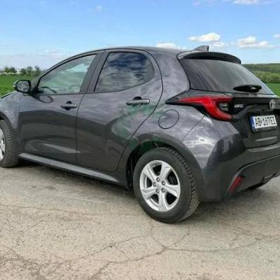 Toyota Yaris (2023) lekko prawa strona uszkodzona