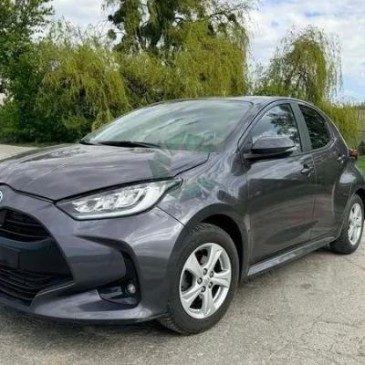 Toyota Yaris (2023) lekko prawa strona uszkodzona